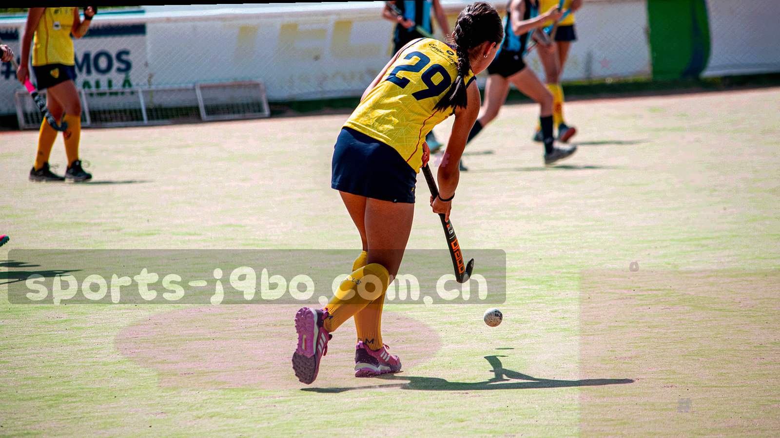 夜间赛场边线与灯光下的比赛瞬间